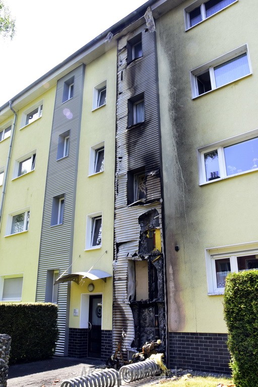 Rollerbrand dann Feuer 1 Fassadenbrand Koeln Gremberg Kroppergasse P16.JPG - Miklos Laubert
